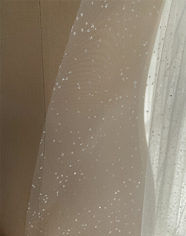Peter Trends Glimmer 2 tier gold veil. close up