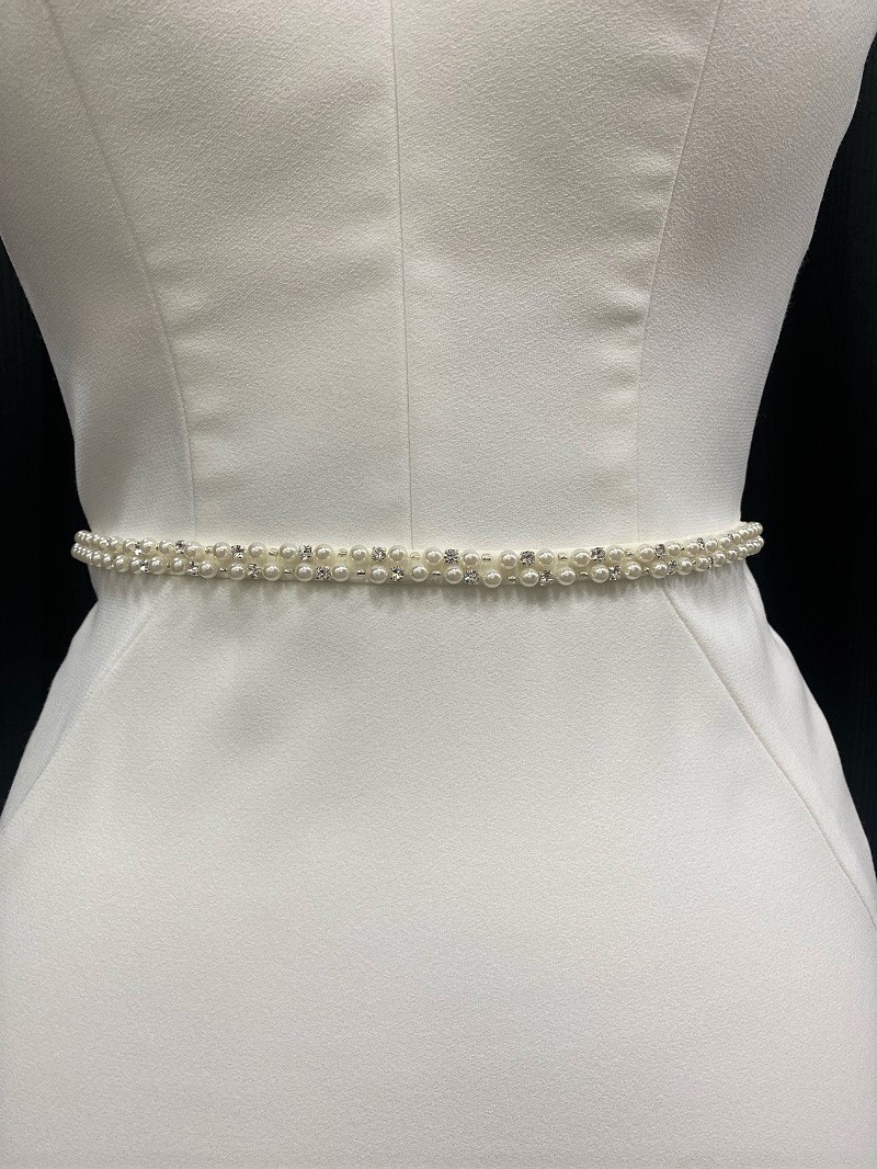 Peter Trends Barbara Pearl and diamonte bridal belt in ivory. Front detail