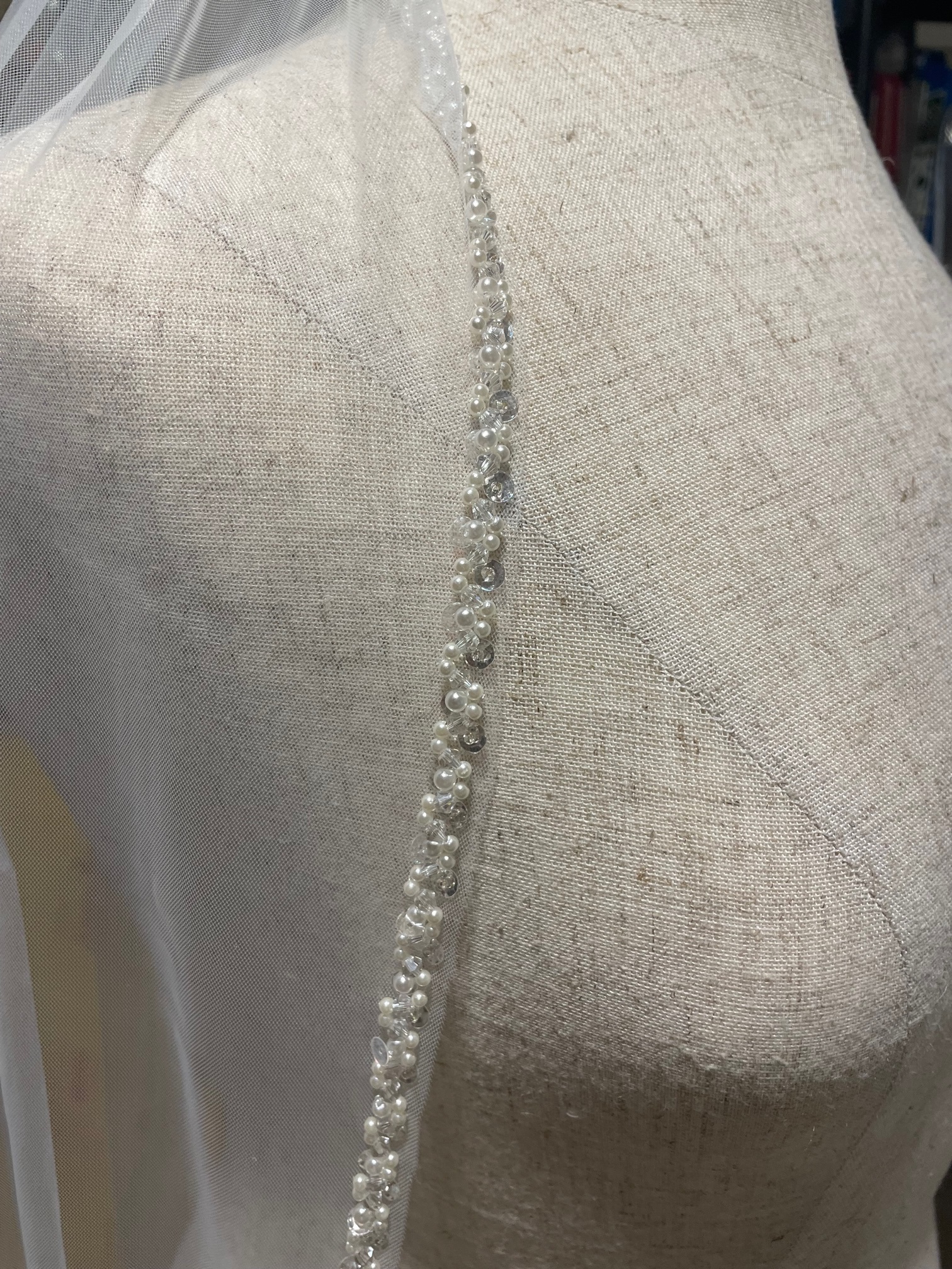 Peter Trends Ellis in Ivory One tier beaded edge 40", close up