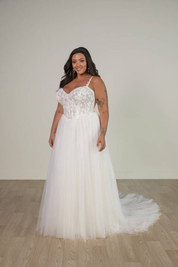 Plus-size bride wearing Style SY8113—a soft A-line wedding dress with embroidered floral lace bodice, spaghetti straps, and a flowing tulle skirt.