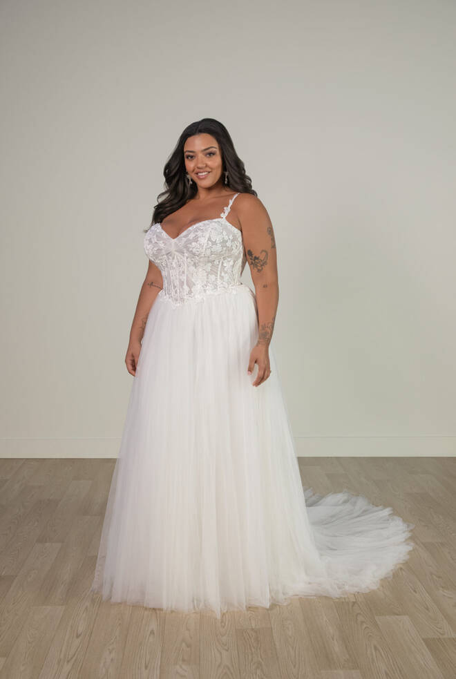 Plus-size bride wearing Style SY8113—a soft A-line wedding dress with embroidered floral lace bodice, spaghetti straps, and a flowing tulle skirt.